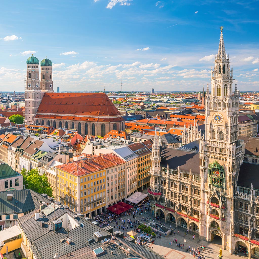 Luftaufnahme des Marienplatzes mit dem Neuen Rathaus und der Frauenkirche in München