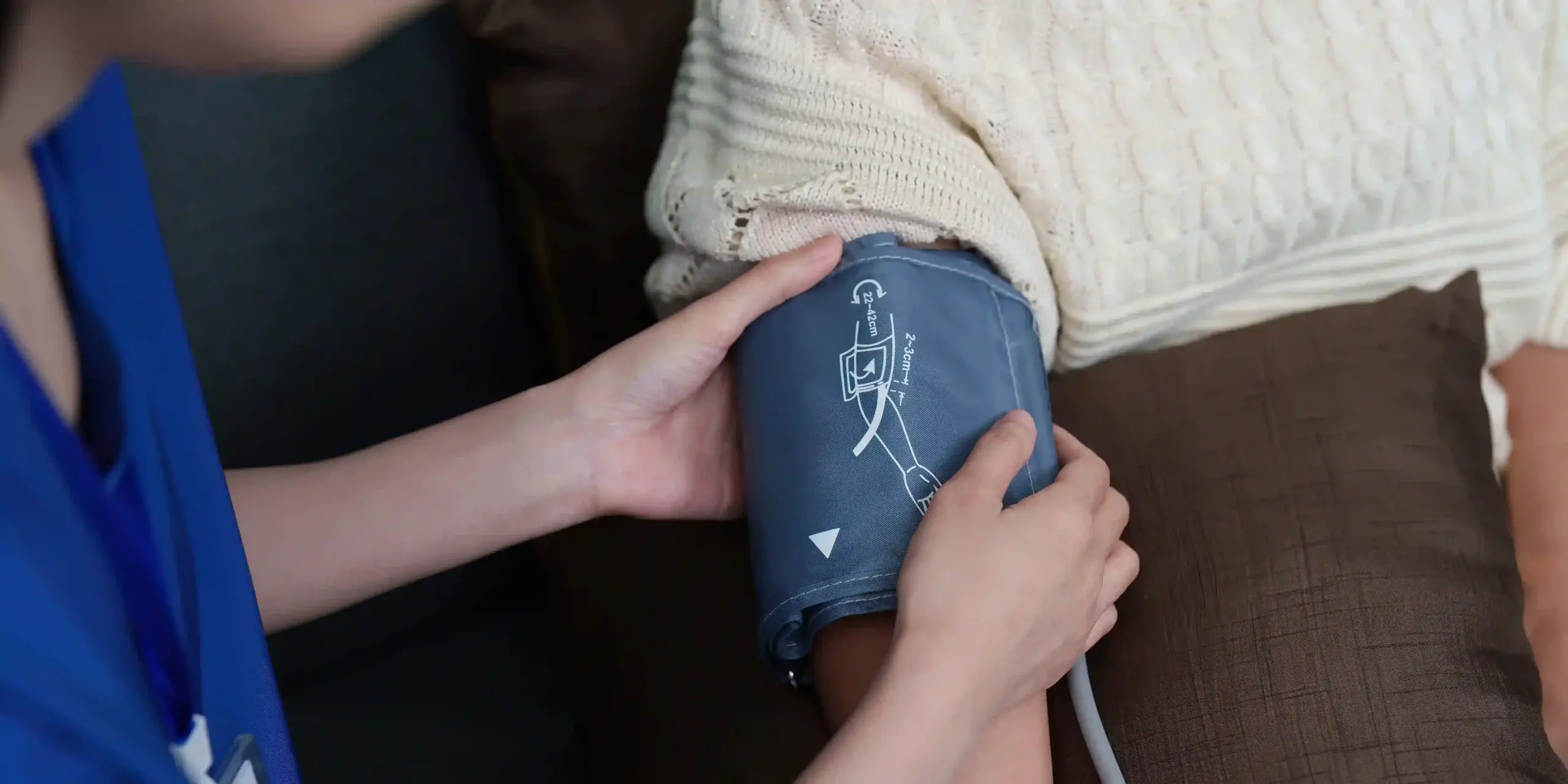 Langzeit RR/Blutdruckmessung - Anlegen der Manschette